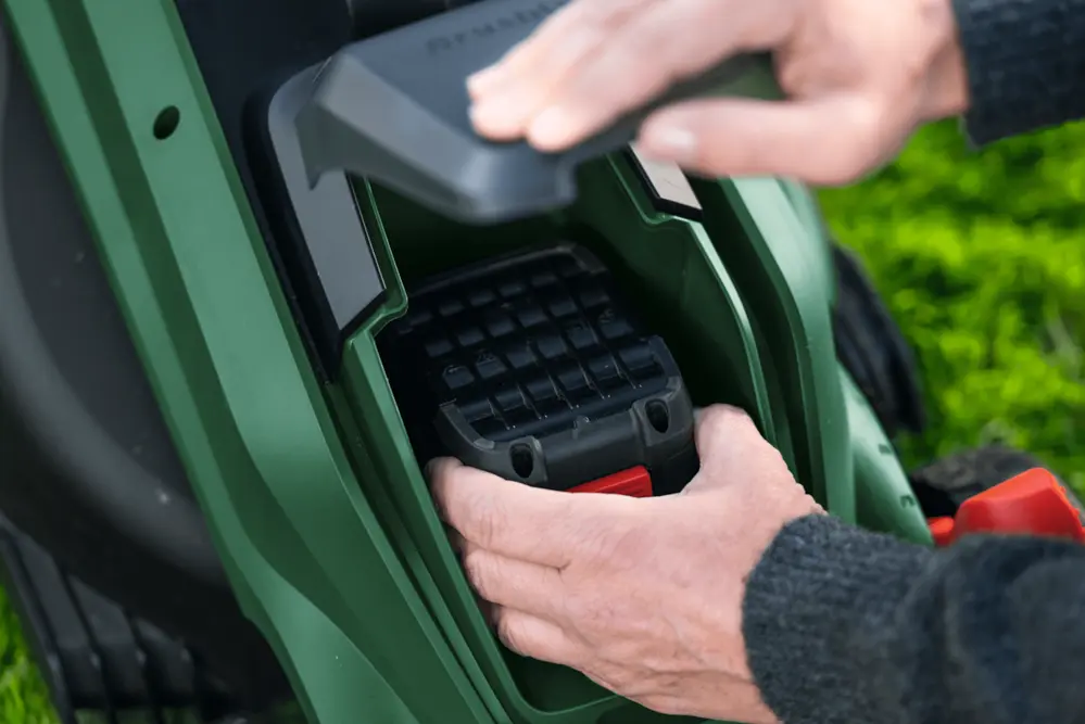 Bosch 06008B9P00 Rotak 18V-32 akkus fűnyíró (1 x 4,0 Ah) 3. kép
